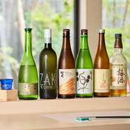 京都の地酒にこだわった、日本酒の品揃えが魅力です。店主自ら、京都中の酒屋をまわり、自慢の肉料理と相性のよい味わいの地酒を厳選。定番のものと2ヶ月ペースで入れ替える季節の銘柄を用意しています。