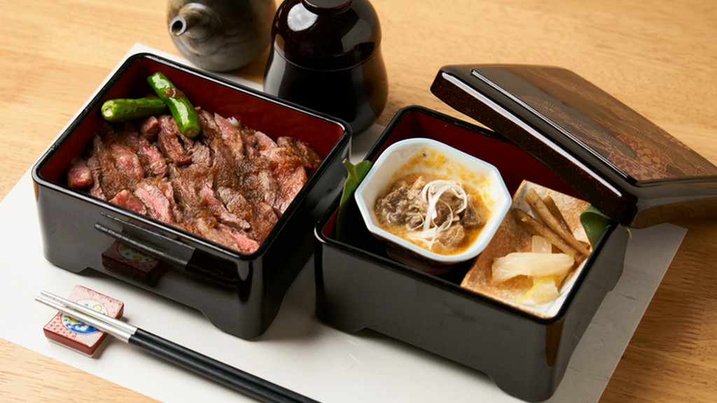 肉の量の違いで3種類の中から選べる、国産黒毛和牛を使った看板メニュー『和牛ステーキ重セット』