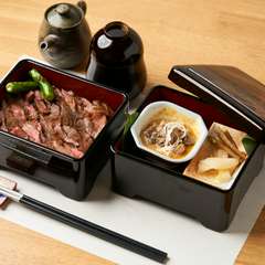 肉の量の違いで3種類の中から選べる、国産黒毛和牛を使った看板メニュー『和牛ステーキ重セット』