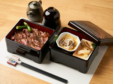肉の量の違いで3種類の中から選べる、国産黒毛和牛を使った看板メニュー『和牛ステーキ重セット』