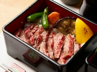 和牛ステーキ重、牛筋煮込み、牛出汁の吸い物、小鉢一品、デザート