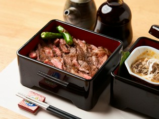 独自の調理法で提供される『和牛ステーキ重セット』
