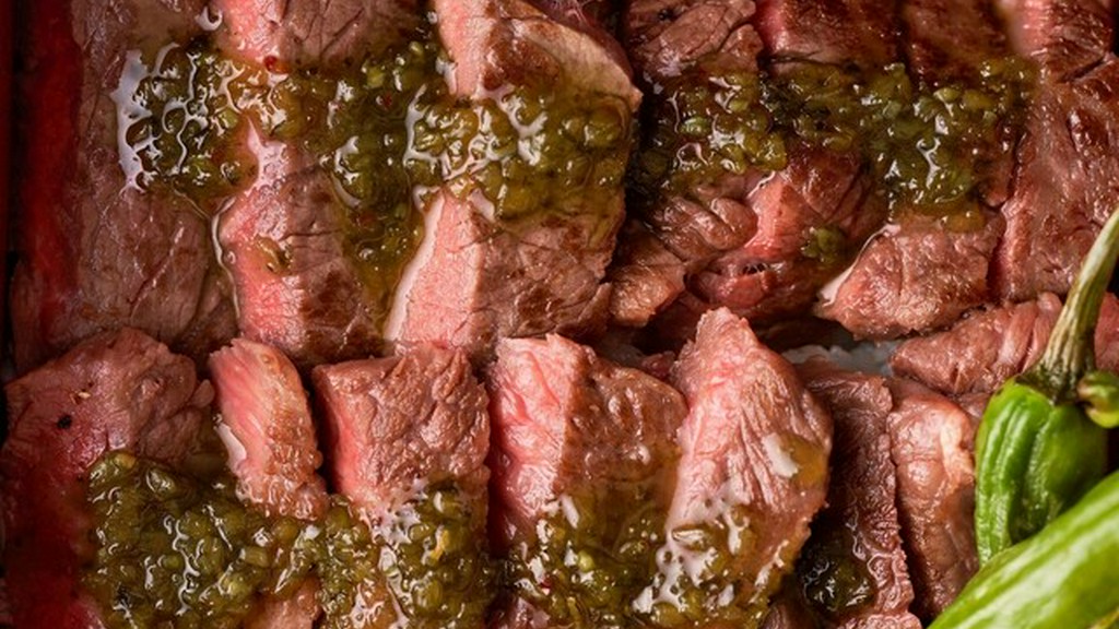 厳選を重ねたこだわりの黒毛和牛と、地元京都産の旬の味わい