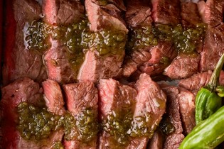 厳選を重ねたこだわりの黒毛和牛と、地元京都産の旬の味わい