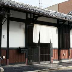 四季を感じる自慢の庭を眺めながら、創作肉料理を堪能