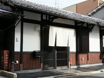 四季を感じる自慢の庭を眺めながら、創作肉料理を堪能