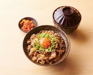 龍の玉子（ブランド玉子）を贅沢にトッピング！黒毛和牛100ｇと北海道産ななつぼし白米220ｇとボリューム感あり！価格もリーズナブル！　（サラダ付き）