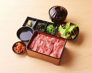 黒毛和牛の赤身肉で仕上げたローストビーフ！しつこさもなく、美味しいわさびや焼肉のタレでどうぞ！
　癖になります！