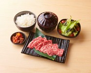 先ずは焼肉！という方はこれ！定番のハラミ定食！【US産】で黒毛和牛と違ったジューシーで旨みのあるお肉です！リーズナブルでリピート多し！銀シャリも（大中小）選べます
（サラダ、銀シャリ、スープ、キムチ )付
