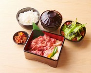 お重箱に入ってる黒毛和牛をランチで！リーズナブルな価格で！旨みのある黒毛和牛をご堪能下さい！
　（サラダ、銀シャリ、スープ、キムチ )付