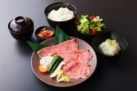 黒毛和牛の薄切りがおいしいと！赤身肉（もも肉）を使用しサッと焼き網へ。これこそ王道のおろしポン酢がおススメ！（サラダ、銀シャリ、スープ、キムチ )