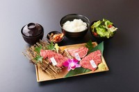 神戸牛をランチメニュー！l
　焼肉好きにはたまりません！
　３種類をリーズナブルな価格で！
　（サラダ、銀シャリ、スープ、キムチ )付
