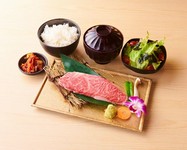 神戸牛をステーキにしてみました！贅沢の極みであります！濃厚なお肉の旨みが本当に味わえます！
　（サラダ、銀シャリ、スープ、キムチ )付