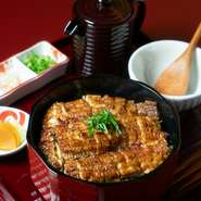 愛知県名古屋市の郷土料理、3度楽しめるといわれている『ひつまぶし』。まずはそのまま鰻とご飯で、次は薬味と共に、最後はだしをかけてお茶漬けで。あまりのおいしさに、ご飯が足りなくなるかもしれません。