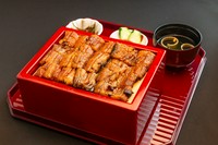 鰻を二尾使用した究極ともいえる鰻重。
その見た目と満足感に圧倒されます。