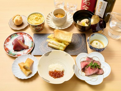 落ち着いた空間の中、伝統的な料理をメインカウンターで