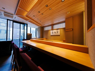 落ち着いた空間の中、伝統的な料理をメインカウンターで