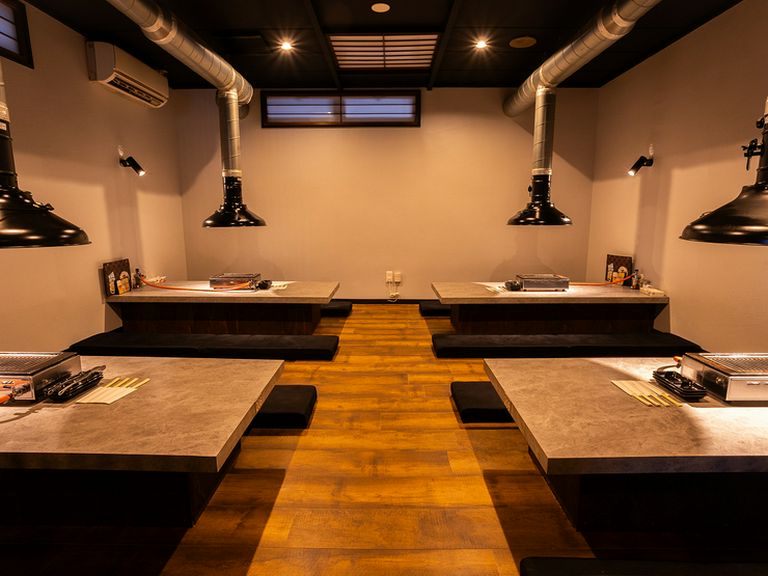 宴会は28名まで対応可能。飲み放題付きのコースも多数用意