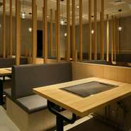 店内は、木目を基調としたスタイリッシュな空間。清潔感があり、ゆっくり食事を楽しめる空間になっています。夜は、接待や会食、大切な人の記念日など、お酒を楽しむシーンの利用にオススメです。