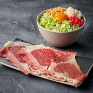 モユク店限定メニュー。品質重視で厳選された白老和牛を使用し、お好み焼の中だけでなく上にものせて、贅沢さを味わう逸品です。