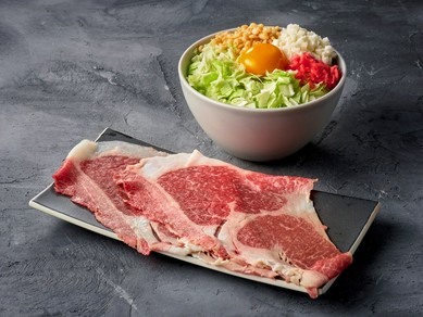 脂の甘みと肉の旨みを堪能。国産和牛をお好み焼に乗せて、贅沢さを味わう逸品『白老牛玉』
