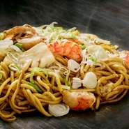 モユク店限定メニュー。。帆立・イカ・海老という、人気魚介類がたっぷりと味わえます。ぜひ堪能あれ。