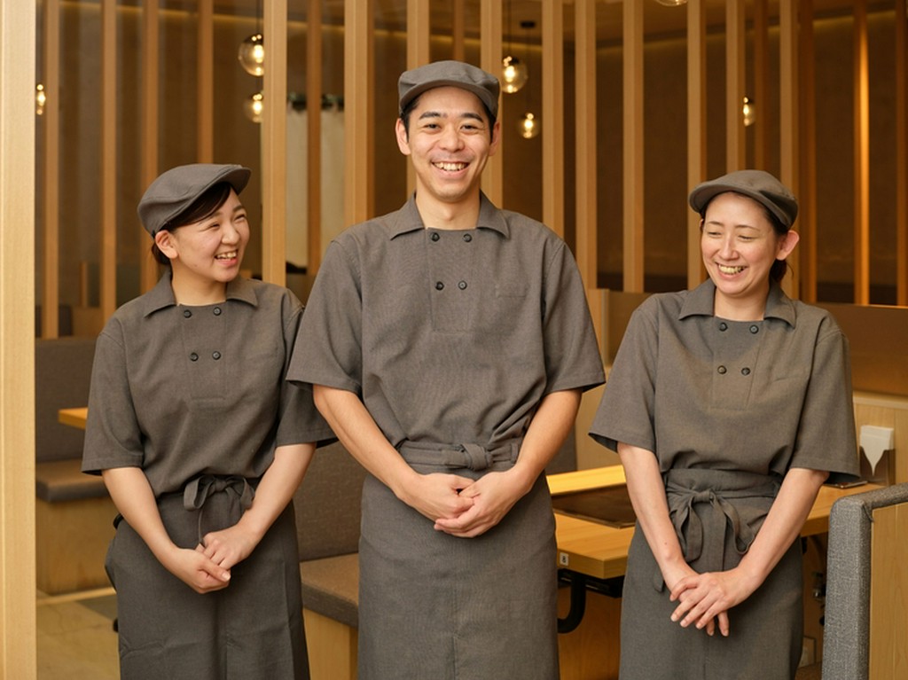 鉄板を通してゲストと向き合う。笑顔と元気な声で“おもてなし”