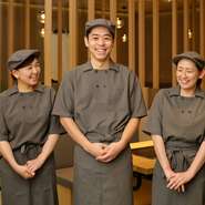 「笑顔と元気な声で“おもてなし”」と語る三好氏。料理を運ぶだけでなく、ゲストの目の前で調理することもあるので、鉄板を通してゲストと向き合う日々。スタッフ一同、毎日笑顔で接客することを心掛けています。