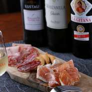 一人飲みにも便利なカウンター席を用意。気軽にグラスワインと前菜を合わせたりと、食事もしっかりなど、その日の気分に合わせた使い方が可能。新橋駅から4分ほどのアクセスも魅力です。
