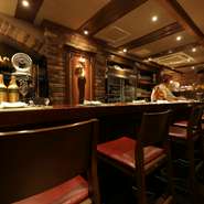 趣きを感じさせる店内には。リラックスできる雰囲気に加えて、カウンター席・テーブル席・半個室を完備。普段使いから特別な集まりまで、幅広いシチュエーションに対応可能です。