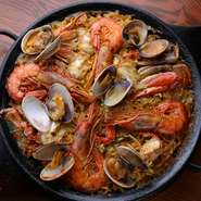 スペインをはじめとした本格南欧料理を味わえるお店。素材の持ち味をシンプルに活かしたシェフの逸品を楽しめます。料理と楽しみたいシェリー酒も15種以上を用意。飲み比べを楽しめるテイスティングセットもぜひ。