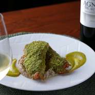 ワインはスペイン産を中心に個性豊かなワインをセレクト。週替わりでオススメのワインをピックアップしているため、訪れる度に違った発見・楽しみ方も。イタリア・フランス産のワインも楽しめます。