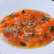 その日仕入れた鮮魚を使ったカルパッチョ。写真は信州サーモンをメインに迎えたカルパッチョ。フランス産マス卵のソースと合わせることで豊かな食感とコクを表現。当日のメニューはぜひお店にてご確認を。