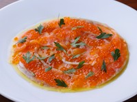 その日仕入れた鮮魚を使ったカルパッチョ。写真は信州サーモンをメインに迎えたカルパッチョ。フランス産マス卵のソースと合わせることで豊かな食感とコクを表現。当日のメニューはぜひお店にてご確認を。