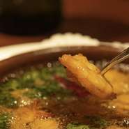 代表的なスペイン料理の一つ。旬の食材などを、オリーブオイルとガーリックと共に楽しむアヒージョ。素材を重視し、素材の魅力をシンプルに引き出す、シェフのスタイルが伺えます。