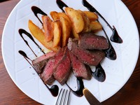 熊本県産「黒火乃牛（くろひのぎゅう）」「はかた地鶏」「まるみ豚」など、厳選食材を使った肉料理はいずれも自慢の逸品。ワインやシェリーとの相性も良く、メインにぴったりです。