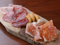 埼玉坂戸 尾島さんの作った生ハムをはじめ、サラミ・チョリソなど、定番の前菜を盛り合わせで提供。ワインやシェリーの最初の一杯と共に味わいたい一皿です。