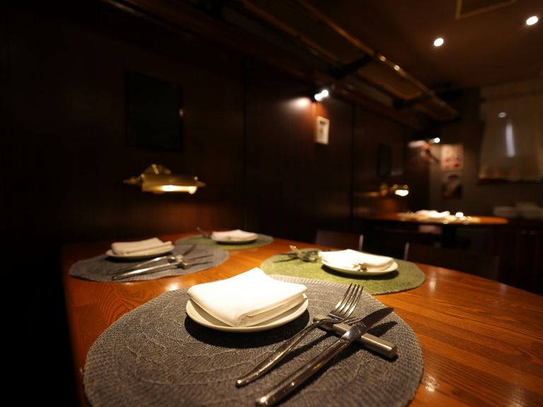 ゆったり食事を楽しめる、落ち着いた店内・程良い距離感