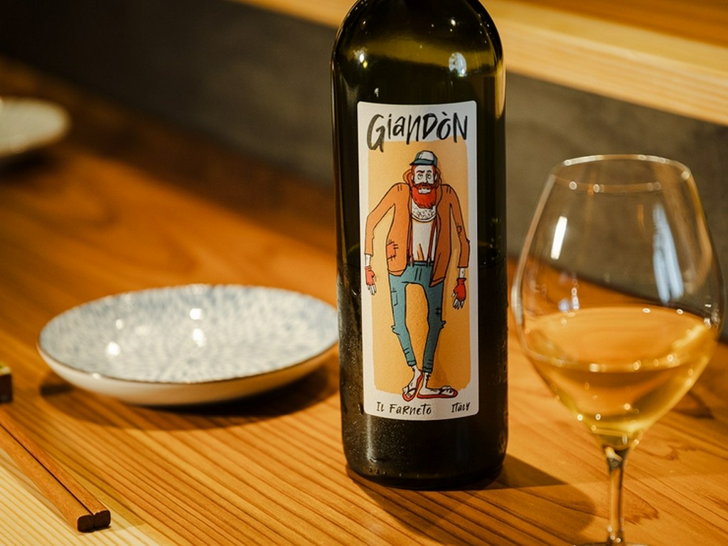 料理と引き立て合う、ユニークなナチュラルワインをラインアップ