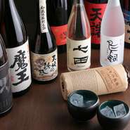 食材の味わいを最大限に引き出す、九州各地の焼酎や日本酒が取り揃えられているのも魅力の一つです。福岡や熊本、大分の銘酒のほか、日本酒の飲み比べセットもあり、料理と共に楽しむことができます。
