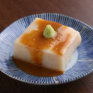 呉豆腐（ごどうふ）とは豆乳を葛粉や澱粉で固め、国産大豆100％の豆乳に湯葉を練りこんだ豆腐です。自家製の胡麻だれとワサビでいただきます。