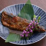 ぬか床を使った秘伝のぬかだきは旬の鯖とイワシのみを使用。小倉の土地で江戸時代から代々受け継がれてきた味と出合えます。