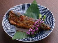 ぬか床を使った秘伝のぬかだきは旬の鯖とイワシのみを使用。小倉の土地で江戸時代から代々受け継がれてきた味と出合えます。