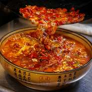 味の決め手となる香辛料は、中国より仕入れを行っており、日本ではあまり流通しない希少なものも、独自のルートで仕入れています。奥山氏のイチオシは、ジューシーな鶏唐揚げと掛け合わせた『鶏唐揚げと唐辛子』。