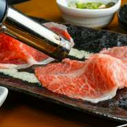 表面を軽く炙ることで和牛の繊細な甘みと旨みをより引き立たせます。