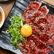 鮮度の高い国産ハラミを使用することで生で食べられる自慢の逸品。