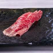 ［赤字覚悟の絶品］寿司に使用している肉は肉寿司専用に仕入れている新鮮な極上和牛です！質と値段で勝負の隠れ名物の一つ。