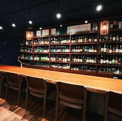 二人の距離を縮める上品でゆったりとしたカウンター席