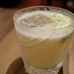 ウォッカ、ジンジャーエール、生姜、ライム、ブラックペッパー
生の生姜をすりおろしたスパイシーモスコミュール！
おつまみやカレーとご一緒にぜひお召し上がりください！