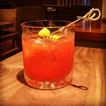 ウォッカ、クラマトトマト、だし醤油、茎わさび、オリーブ、レモン
蛤、わさび、だし醤油の旨味の効いた一杯！